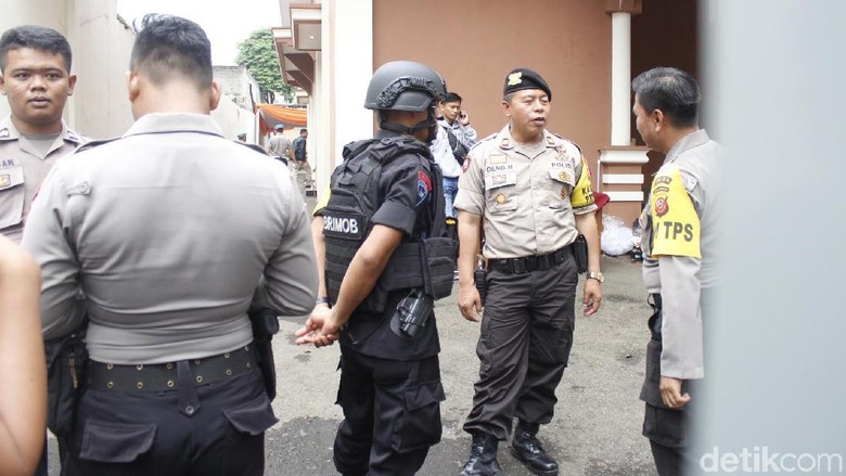 Polres Cimahi Pertebal Keamanan Lokasi Rekapitulasi Pemilu Polres Cimahi Pertebal Keamanan Lokasi Rekapitulasi Pemilu