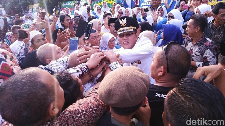 Usai Dilantik, Bupati-Wabup Ciamis Disambut Meriah Ribuan Warga Usai Dilantik, Bupati-Wabup Ciamis Disambut Meriah Ribuan Warga