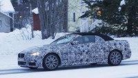 BMW Seri 4 convertible ini dipercaya akan mengusung soft top, dan bakal hanya memiliki bobot lebih ringan hingga 229 kg jika dibandingkan model Coupe.  Foto: Pool (carscoops)