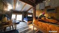 Seorang penduduk desa membuat tempat tidur di sebuah asrama di Desa Banjiang. Foto: Dok. Xinhuanet