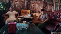 Dia sengaja melakoni ritual mandi kembang sebagai media penenang hati dan pikirannya.