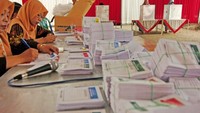 KPU Kabupaten Tegal atas rekomendasi Badan Pengawas Pemilu (Bawaslu) menggelar PSU di TPS 04 Desa Blubuk dan TPS 24 Desa Dukuhwringin, karena ditemukan adanya pemilih yang mencoblos menggunakan KTP elektronik luar daerah. ANTARA FOTO/Oky Lukmansyah.