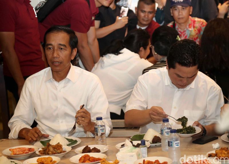 Capres Joko Widodo (Jokowi) mengisi akhir pekan dengan makan siang di Grand Indonesia, Jakarta Pusat. Saat tiba Jokowi diserbu warga yang ini berwefie.