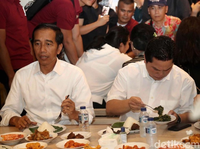 Capres Joko Widodo (Jokowi) mengisi akhir pekan dengan makan siang di Grand Indonesia, Jakarta Pusat. Saat tiba Jokowi diserbu warga yang ini berwefie.