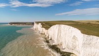 Sebenarnya tebing tersebut merupakan batuan kapur yang sudah terbentuk sejak 66 juta tahun lalu. Batuan kapur itulah yang jadi jawaban, mengapa Beachy Head berwarna sangat putih. (iStock)