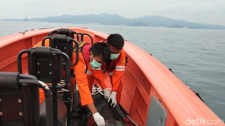 Mayat Pria Tanpa Identitas Ditemukan Terapung di Pulau Tempurung Merak Mayat Pria Tanpa Identitas Ditemukan Terapung di Pulau Tempurung Merak