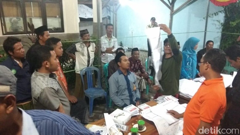 Salah Input Data, 5 TPS di 2 Kecamatan Lamongan Lakukan Hitung Ulang Salah Input Data, 5 TPS di 2 Kecamatan Lamongan Lakukan Hitung Ulang