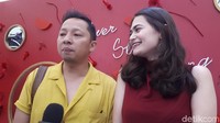 Pasangan ini memang dikenal sangat kocak. Dia pun mengaku siap menghamili istrinya lagi setelah punya Bjorka. Foto: Ringgo Agus dan Sabai / Desi P