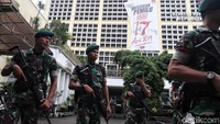 Mereka siaga dengan membawa senjata laras panjang.