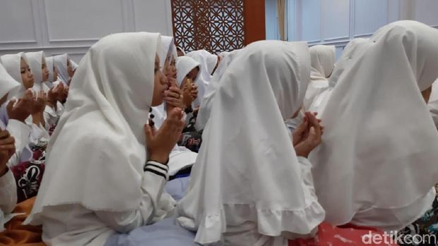 Doa bersama tasyakuran Pemilu damai. 