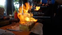 Prosesi roti bakar Roponggi, benar-benar dibakar keju mozzarella-nya sehingga lumer di roti yang lembut.