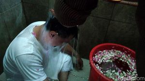 Caleg Gagal Mandi Kembang di Padepokan Anti Galau