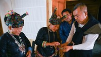 Seorang penduduk desa memperkenalkan sulaman tradisional kelompok etnis Zhuang kepada seorang fotografer. Foto: Dok. Xinhuanet