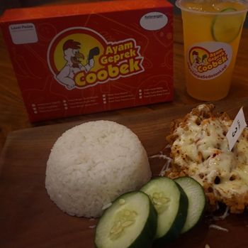 Ayam geprek mozarella level 3 dengan es jeruk yang segar 