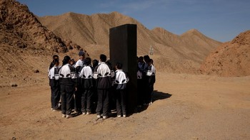 Para siswa antusias mengerumuni benda tersebut. Foto: Reuters