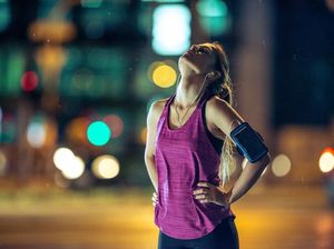 Kena Macet, Wanita Jogging Memutari Mobilnya
