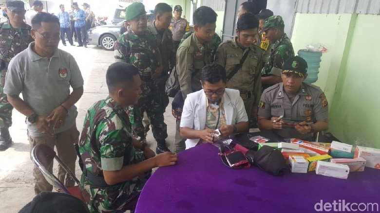 Aparat Gabungan Pengamanan Pemilu di Sumedang Diberi Vitamin Aparat Gabungan Pengamanan Pemilu di Sumedang Diberi Vitamin