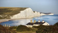 Deretan tebing putih ini berada di di Eastbourne, sebelah selatan Inggris. Butuh waktu 1 jam naik kereta atau 2 jam lebih naik mobil dari London ke sana. (iStock)