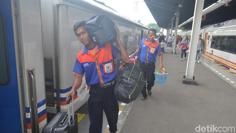 Libur Panjang, Penumpang Kereta Cirebon Melonjak 25 Persen Libur Panjang, Penumpang Kereta Cirebon Melonjak 25 Persen