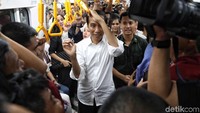Capres Joko Widodo (Jokowi) bersama Ketua TKN Erick Thohir dan Menteri Perhubungan Budi Karya menaiki moda transportasi MRT.