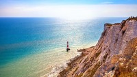 Namanya Beachy Head, dan disematkan sebagai tebing tercantik di dunia. (iStock)