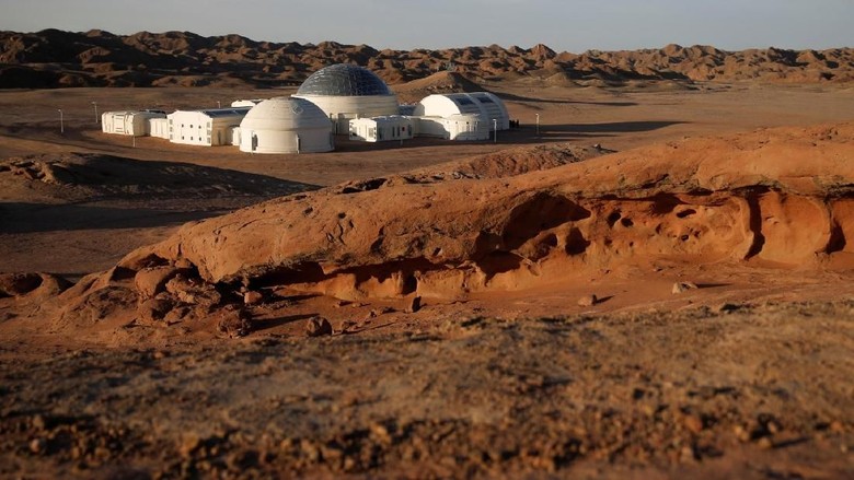 C-Space Project Mars buatan China di Gurun Gobi (Thomas Peter/Reuters) C-Space Project Mars buatan China di Gurun Gobi (Thomas Peter/Reuters)