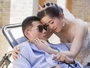 Foto Wanita dengan Mempelai Pria di Kursi Roda Ini Menyentuh Hati Netizen