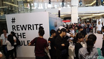 Huawei P30 dipesan dengan harga mulai dari Rp 9.999 juta dan akan mendapatkan bonus berupa Huawei Band 3 Pro. Foto: Agus Tri Haryanto/inet