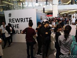 Antrean Mengular Penjualan Perdana Huawei P30 di Jakarta
