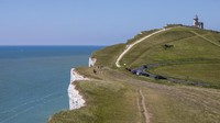Di balik kecantikannya, Beachy Head punya sisi yang memilukan. Beberapa media Inggris pernah memberitakan tentang pengakuan seorang penjaga pantai di sana bernama John Bridger. Selama 12 tahun bekerja sebagai penjaga pantai, dia mengaku sudah mengangkat 250 jenazah dari dasar tebingnya! (iStock)