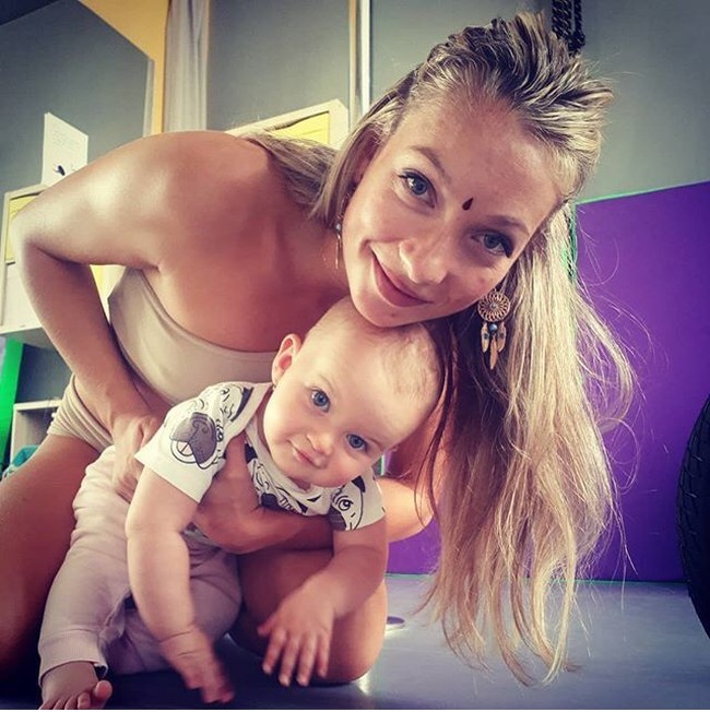 Seperti dilansir dari Daily Star, ia kini mengajari orangtua lain bagaimana memiliki tubuh ramping pasca melahirkan. (Foto: Instagram)