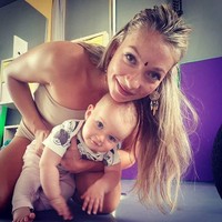 Seperti dilansir dari Daily Star, ia kini mengajari orangtua lain bagaimana memiliki tubuh ramping pasca melahirkan. (Foto: Instagram)