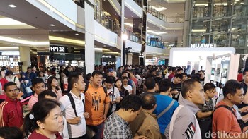 Tampak para konsumen mengantre dengan sabar. Foto: Agus Tri Haryanto/inet