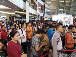 Antrean Mengular Penjualan Perdana Huawei P30 di Jakarta