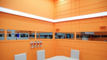 Ruang makan yang terletak di area simulasi. Foto: Reuters