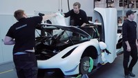 Dikutip carscoops dan Topgear, kali ini detikers diajak melihat bagaimana Koenigsegg Jesko diproduksi di Angelholm, Swedia. Foto: Pool (Youtube/Topgear)