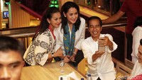 Warga wefie bersama Jokowi.