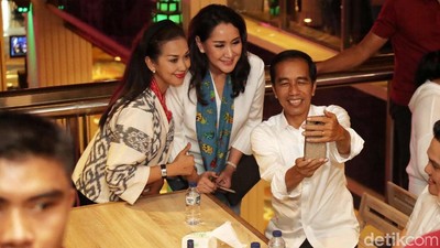 Makan Siang di Grand Indonesia, Jokowi Jadi Sasaran Wefie