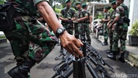 Ada puluhan prajurit TNI yang dikerahkan.
