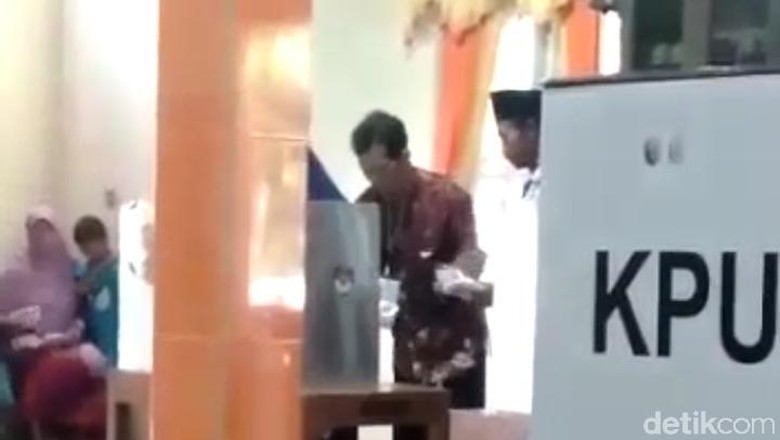 Beredar Video Petugas KPPS Coblos Beberapa Surat Suara di Boyolali Beredar Video Petugas KPPS Coblos Beberapa Surat Suara di Boyolali