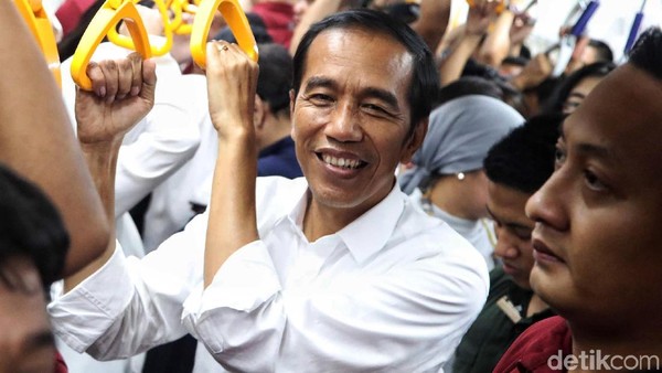 Momen Jokowi Naik MRT di Akhir Pekan
