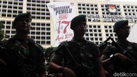 Penjagaan ini bertujuan menjaga sterilisasi Gedung KPU pasca Pemilu dan Pilpres agar berlangsung aman. 
