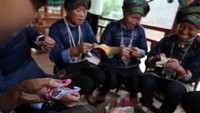 Penduduk desa menyulam. Foto: Dok. Xinhuanet