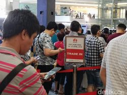 Antrean Mengular Penjualan Perdana Huawei P30 di Jakarta