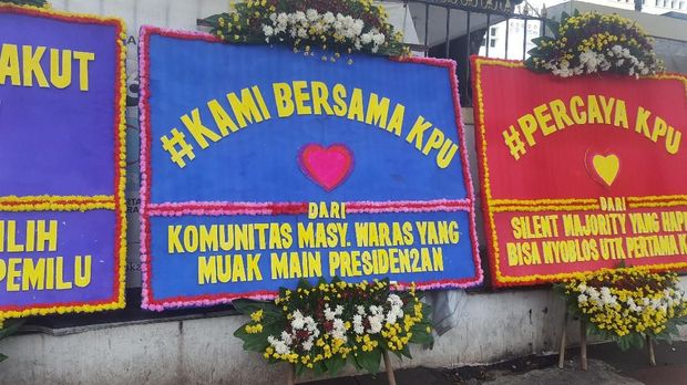 Macam-macam tulisan di karangan bunga itu ada yang menhibur dan menyemangati KPU.