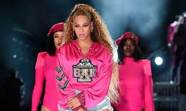 Beyonce punya beberapa brand parfum seperti Beyonce Heat dan Beyonce Pulse. Tapi ternyata ibu tiga anak ini punya alergi parfum. Ada beberapa senyawa kimia dalam parfum yang bisa memicu alergi, oleh karena itu semua parfum yang dimilikinya sudah dimodifikasi sedemikian rupa agar bisa dipakai olehnya. Foto: Dok. Netflix/Beyonce: Homecoming