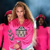 Beyonce punya beberapa brand parfum seperti Beyonce Heat dan Beyonce Pulse. Tapi ternyata ibu tiga anak ini punya alergi parfum. Ada beberapa senyawa kimia dalam parfum yang bisa memicu alergi, oleh karena itu semua parfum yang dimilikinya sudah dimodifikasi sedemikian rupa agar bisa dipakai olehnya. Foto: Dok. Netflix/Beyonce: Homecoming