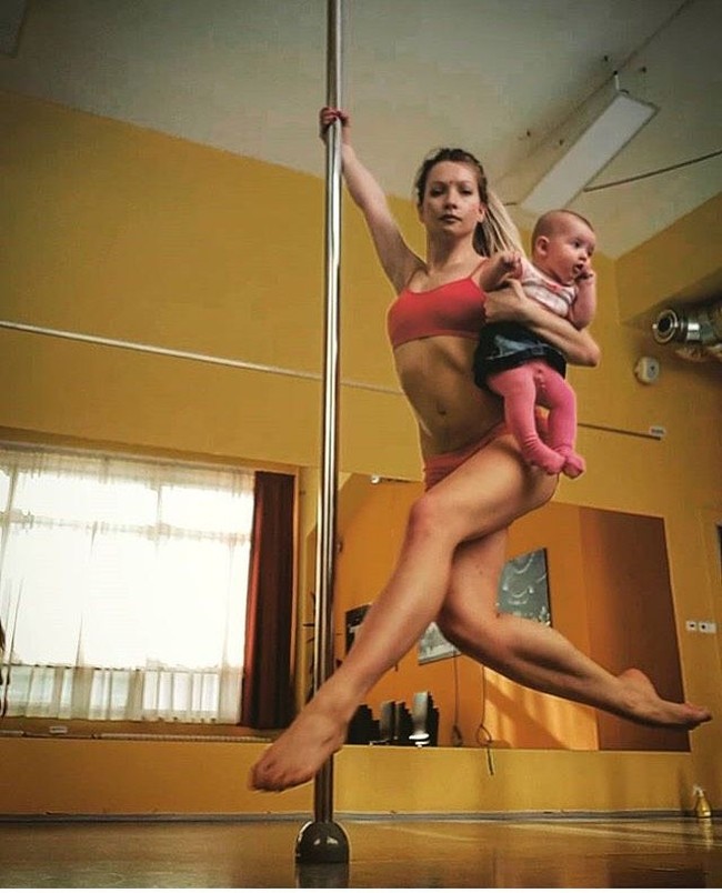 Meskipun ini adalah hobi dari wanita yang berbasis di Praha, kebugaran dengan menari tianglah yang menarik hatinya. (Foto: Instagram)