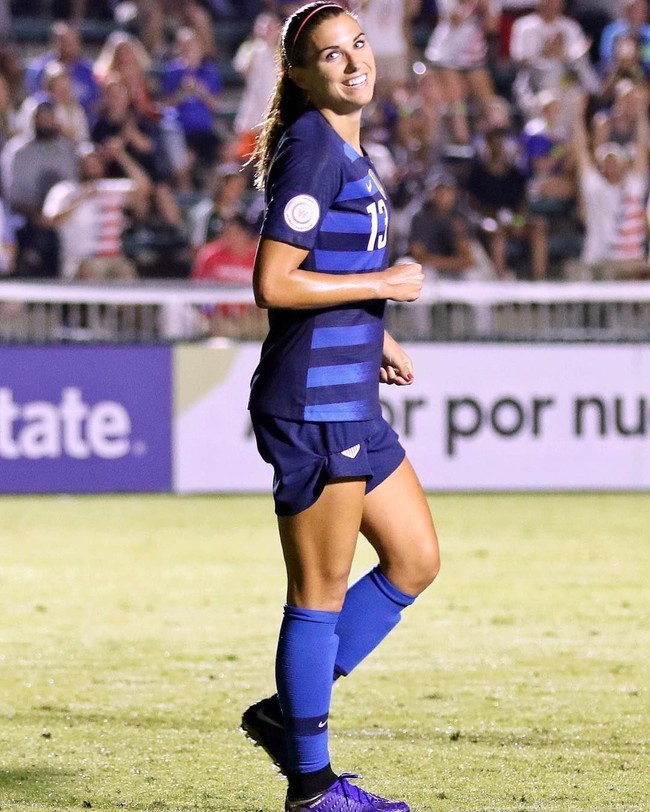 Majalah Time menyebut sosok Alex Morgan sebagai wanita yang kuat dan tak kenal takut. Ia pun selalu terlihat percaya diri dalam setiap permainan. Alex juga dianggap bisa menjadi panutan yang baik untuk para gadis muda. Foto: Dok. Getty Images, Instagram