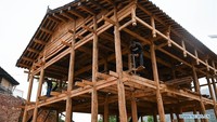Penduduk desa membangun rumah kelompok etnis Zhuang di Desa Banjiang, Kabupaten Guangnan, Provinsi Yunnan di Cina barat daya. Foto: Dok. Xinhuanet